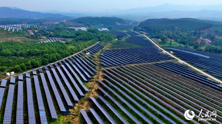 宜春市上高縣翰堂鎮的“農光互補”光伏發電站，太陽能光伏發電板連片分布。人民網 朱海鵬攝