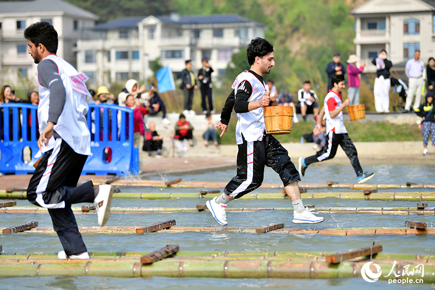 留學生選手們在車水抗旱比賽中轉運水。人民網記者 時雨攝