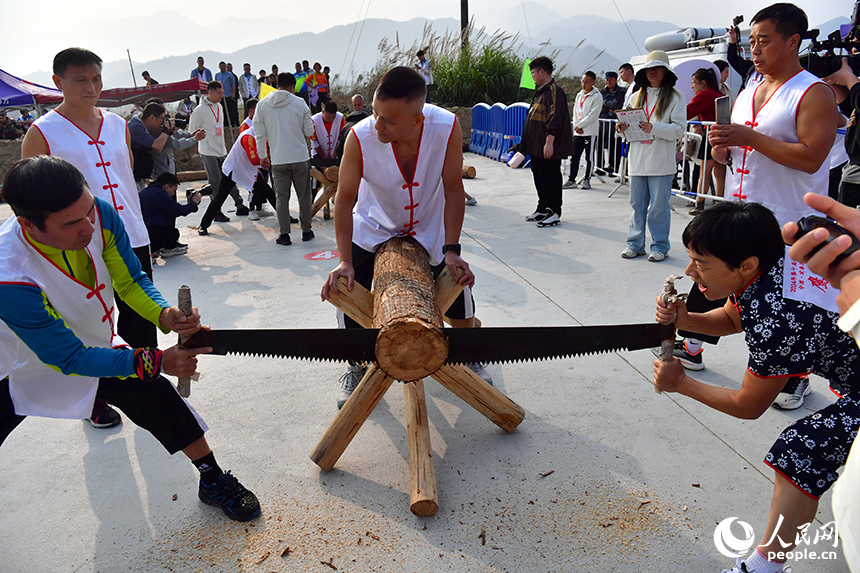 選手們合力完成“同心鋸木”比賽。人民網記者 時雨攝