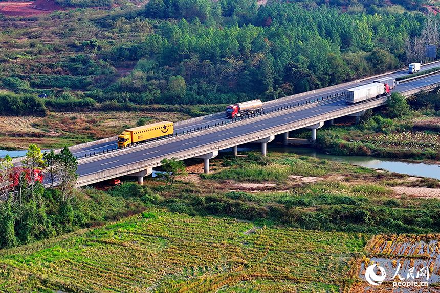撫州市廣昌縣甘竹鎮，濟廣高速公路各類物流、快遞貨車疾馳，物流繁忙有序。人民網 朱海鵬攝
