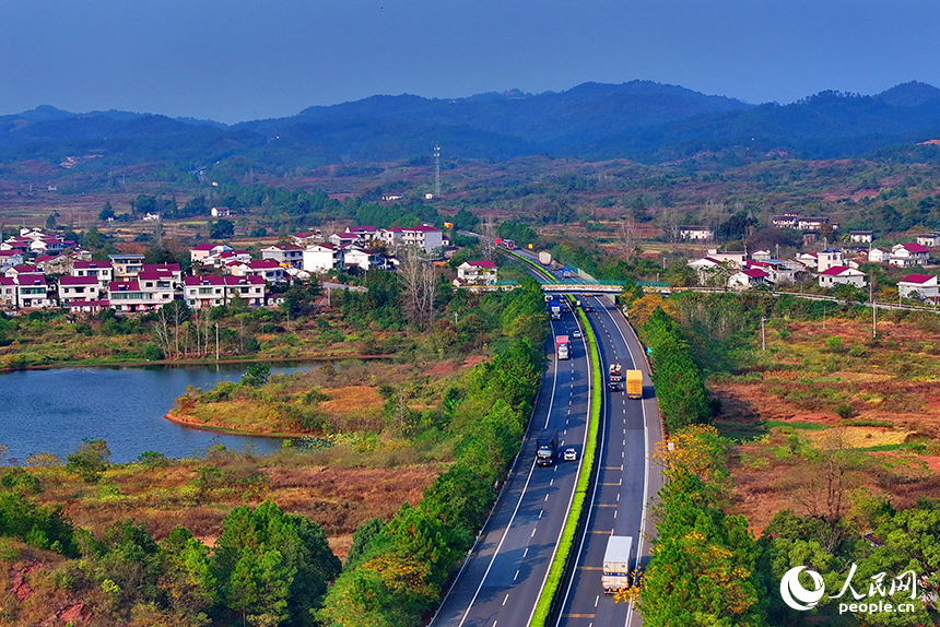 撫州市廣昌縣甘竹鎮，濟廣高速公路各類物流、快遞貨車疾馳，物流繁忙有序。人民網 朱海鵬攝