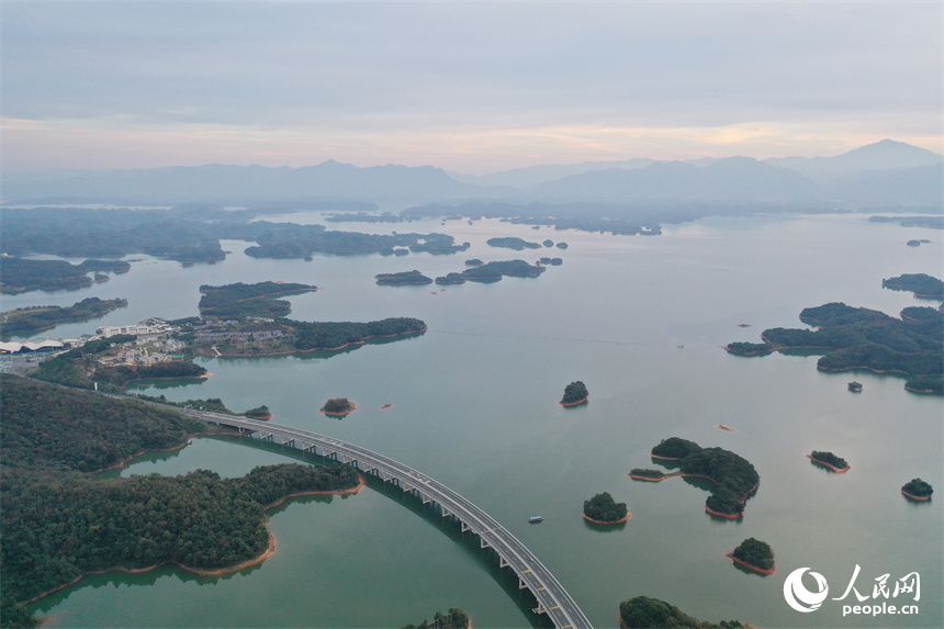 武寧縣廬山西海青山疊翠、湖面如鏡，高速公路在青山綠水間穿行。人民網記者 時雨攝