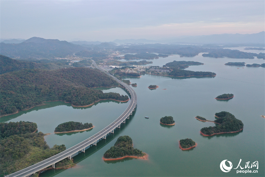 武寧縣廬山西海青山疊翠、湖面如鏡，高速公路在青山綠水間穿行。人民網記者 時雨攝
