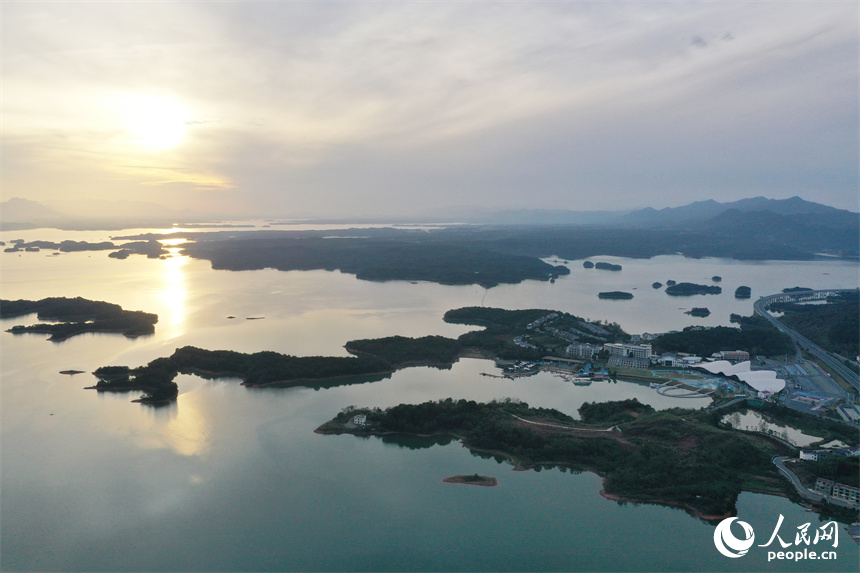 武寧縣廬山西海大小不一的島嶼嵌在湖中，航拍鏡頭下，宛若一幅秀美的山水畫展現在眼前。人民網記者 時雨攝