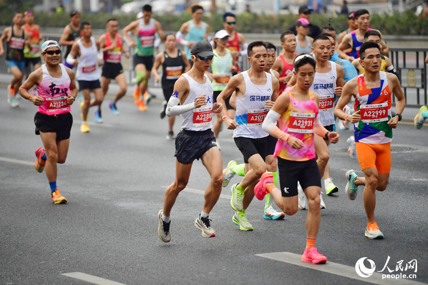 2024南昌馬拉松鳴槍開賽，35000名跑友用腳步丈量英雄城的激情與歡樂。人民網記者 時雨攝