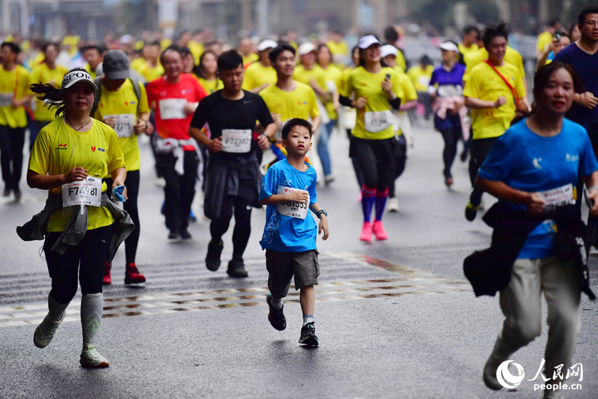 2024南昌馬拉松鳴槍開賽，35000名跑友用腳步丈量英雄城的激情與歡樂。人民網記者 時雨攝