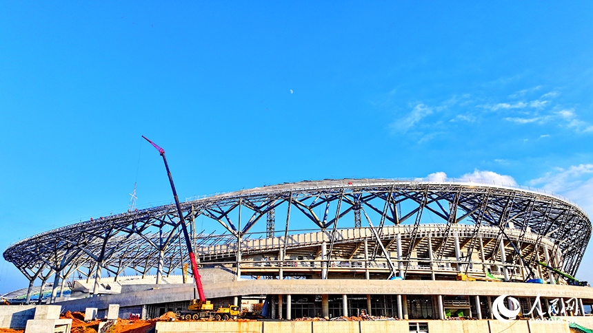 萍鄉市奧體中心項目施工現場，鋼架林立、吊裝繁忙，工人正在加緊建設各類體育場館。人民網 朱海鵬攝