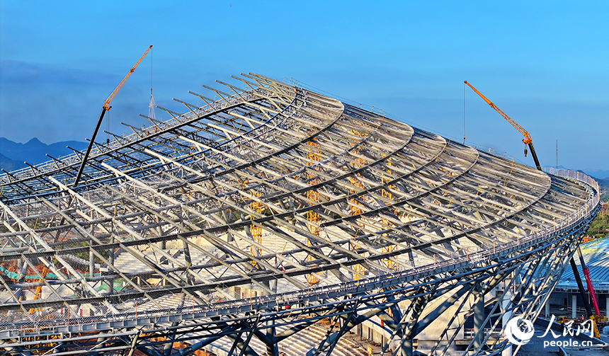 萍鄉市奧體中心項目施工現場，鋼架林立、吊裝繁忙，工人正在加緊建設各類體育場館。人民網 朱海鵬攝