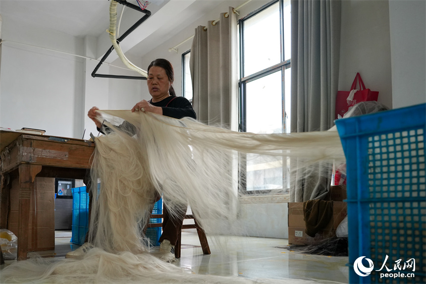 村民正在制作假發。人民網 涂詩軒攝