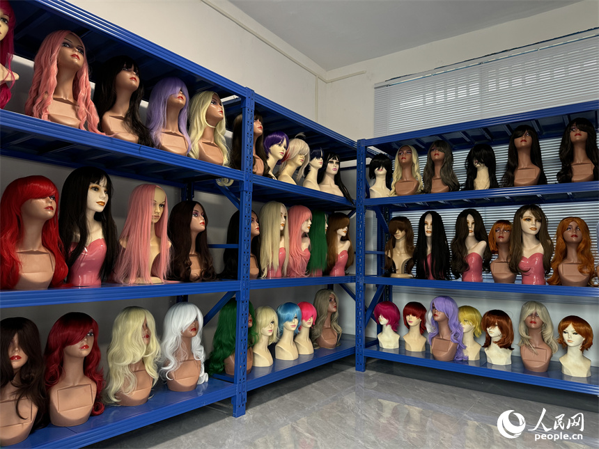 袁州區升遠方假發廠展廳內五顏六色的時尚假發。人民網記者 羅娜攝