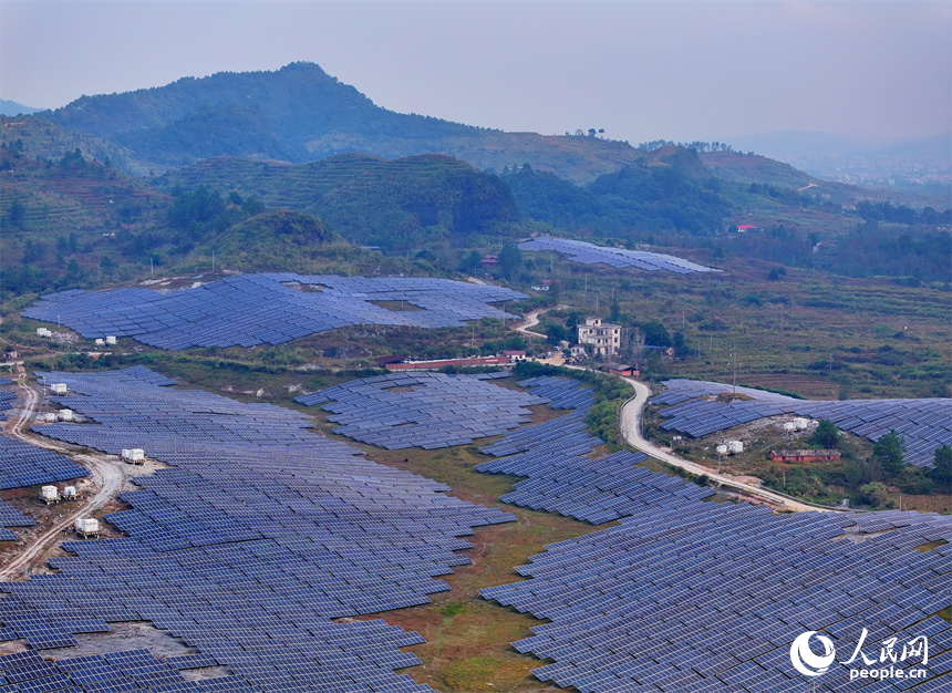 萍鄉市蓮花縣良坊鎮西潭坳50兆瓦光伏電站項目，一排排光伏發電板連片分布。人民網 朱海鵬攝
