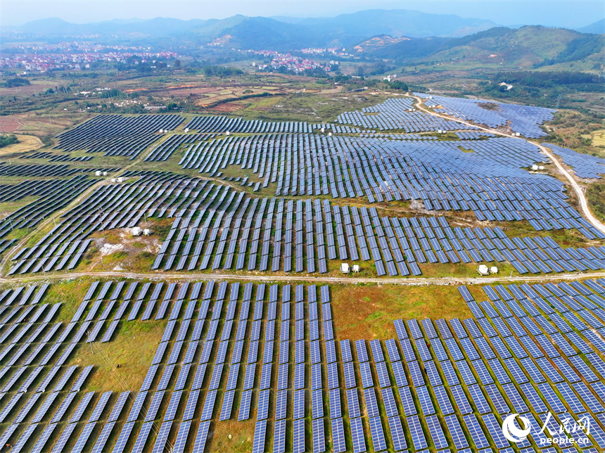 萍鄉市蓮花縣良坊鎮西潭坳50兆瓦光伏電站項目，一排排光伏發電板連片分布。人民網 朱海鵬攝
