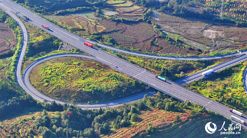 撫州市廣昌縣頭陂鎮塘下村青山掩映、阡陌縱橫，廣吉高速公路上車輛往來行駛。人民網 朱海鵬攝