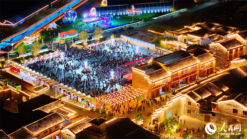 撫州市金溪縣金溪歷史文化街區燈光璀璨，許多游客前來游玩和觀看非遺展演。人民網 朱海鵬攝