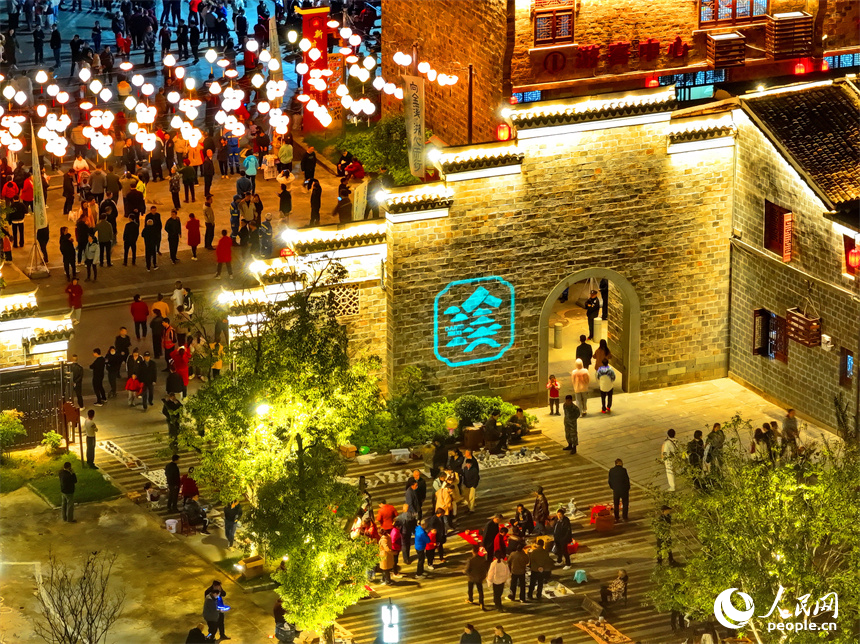 撫州市金溪縣金溪歷史文化街區燈光璀璨，許多游客前來游玩和觀看非遺展演。人民網 朱海鵬攝
