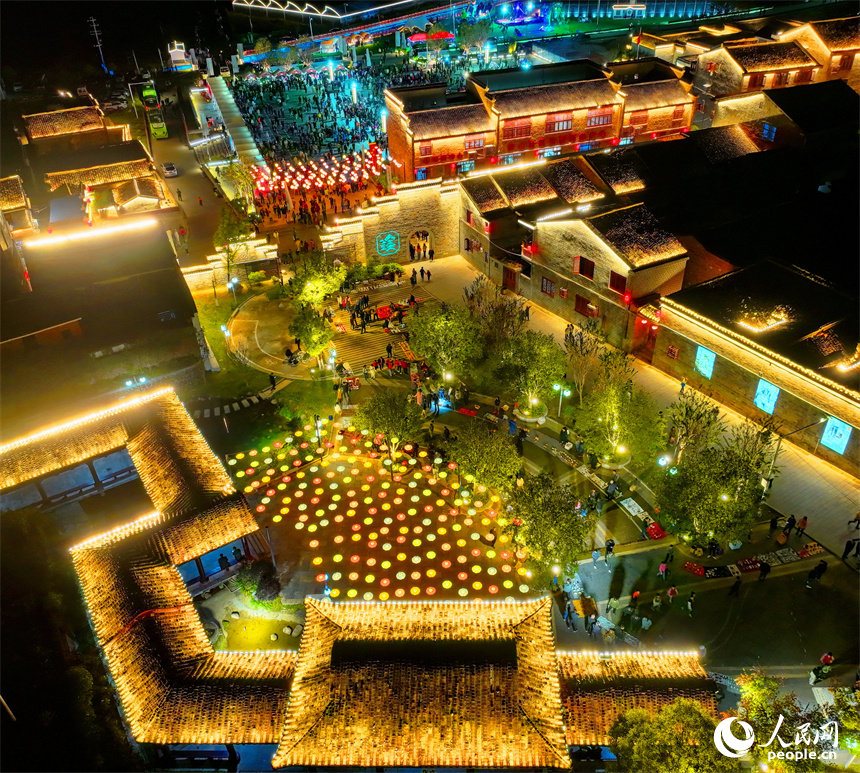 撫州市金溪縣金溪歷史文化街區燈光璀璨，許多游客前來游玩和觀看非遺展演。人民網 朱海鵬攝