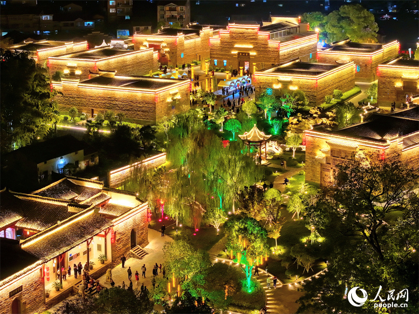 撫州市金溪縣金溪歷史文化街區燈光璀璨，許多游客前來游玩和觀看非遺展演。人民網 朱海鵬攝