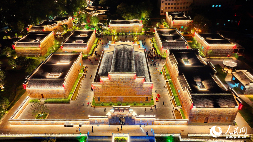 撫州市金溪縣金溪歷史文化街區燈光璀璨，許多游客前來游玩和觀看非遺展演。人民網 朱海鵬攝