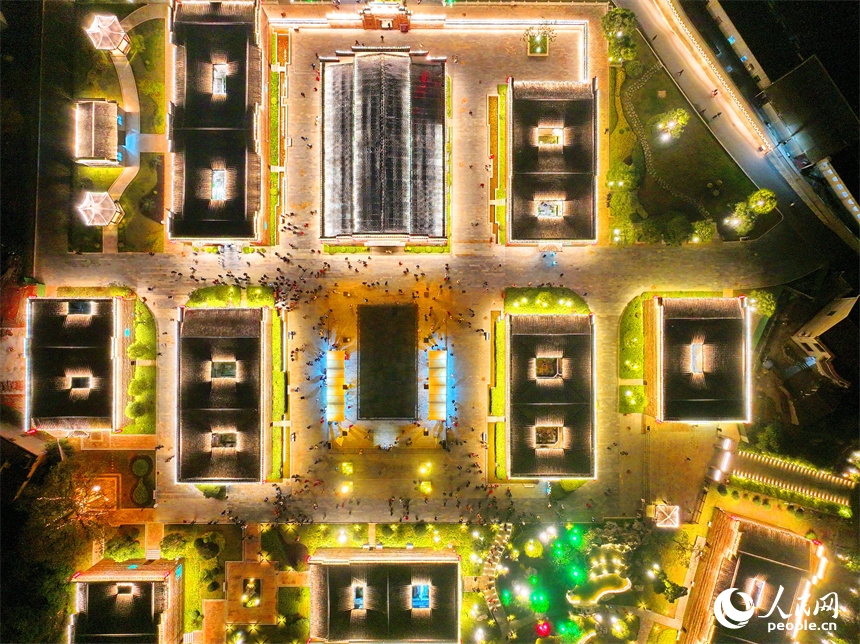 撫州市金溪縣金溪歷史文化街區燈光璀璨，許多游客前來游玩和觀看非遺展演。人民網 朱海鵬攝