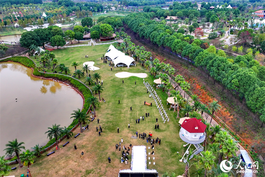 撫州市金溪縣滸灣鎮的一處鄉村休閑旅游景點，許多游客前來度假游玩。人民網 朱海鵬攝