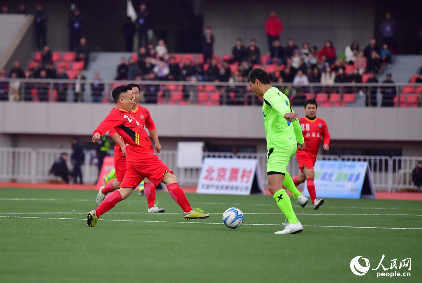 雙方隊員在球場激烈比拼。人民網記者 時雨攝