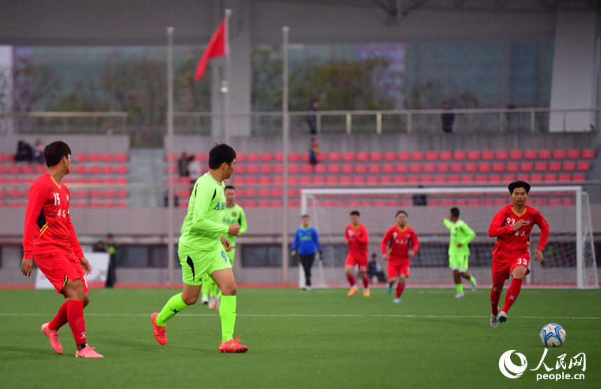 雙方隊員在球場激烈比拼。人民網記者 時雨攝