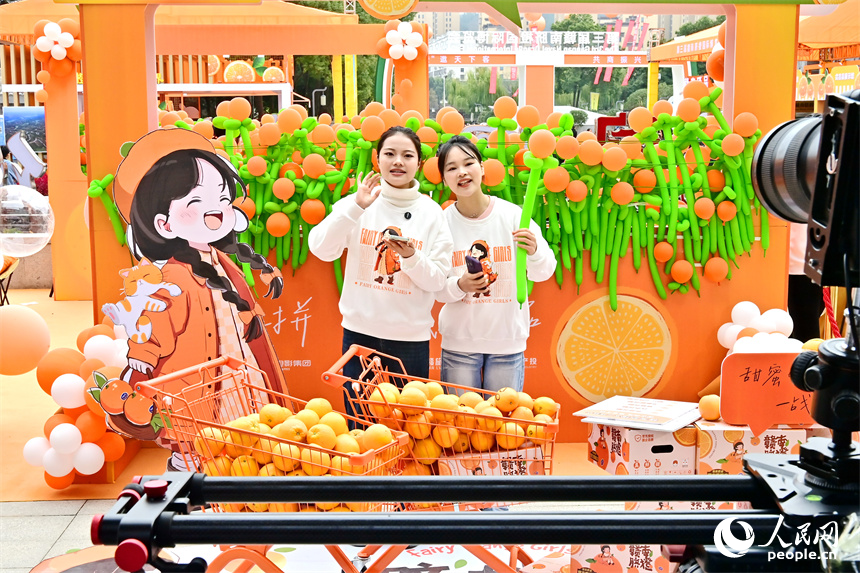 網絡主播在直播間介紹贛南臍橙拓寬售賣渠道。人民網 朱海鵬攝