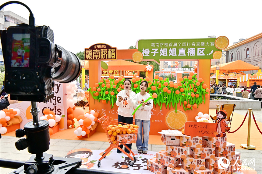 網絡主播在直播間介紹贛南臍橙拓寬售賣渠道。人民網 朱海鵬攝