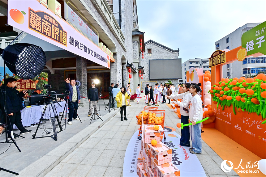 網絡主播在直播間介紹贛南臍橙拓寬售賣渠道。人民網 朱海鵬攝