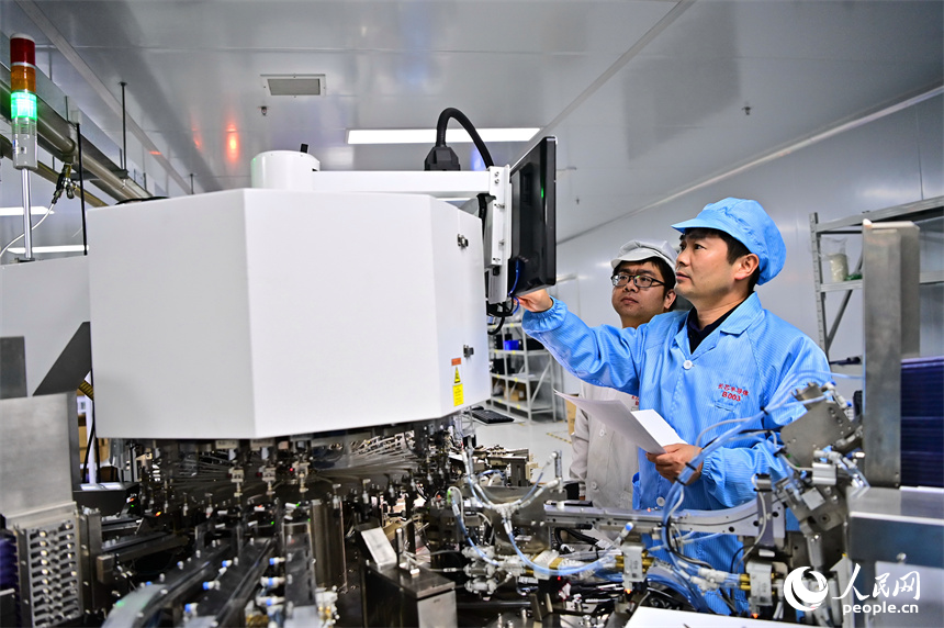撫州市宜黃縣電子信息產業園的一家半導體生產企業智能車間內，工人忙碌有序地加工產品。人民網 朱海鵬攝