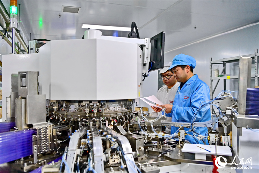 撫州市宜黃縣電子信息產業園的一家半導體生產企業智能車間內，工人忙碌有序地加工產品。人民網 朱海鵬攝