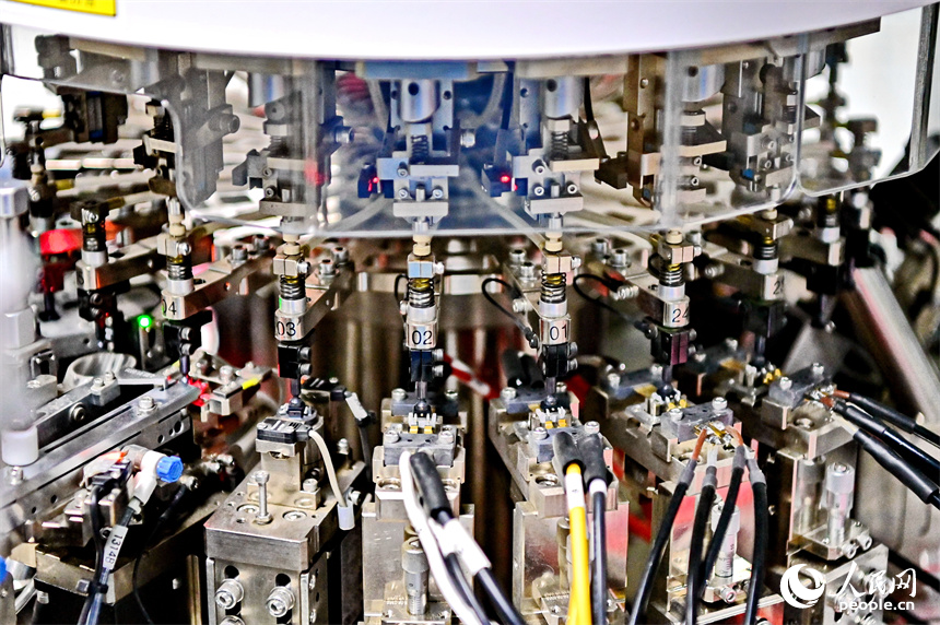 撫州市宜黃縣電子信息產業園的一家半導體生產企業智能車間內，工人忙碌有序地加工產品。人民網 朱海鵬攝