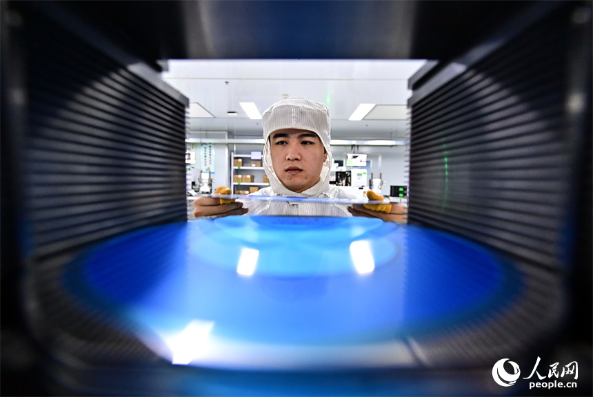 撫州市宜黃縣電子信息產業園的一家半導體生產企業智能車間內，工人忙碌有序地加工產品。人民網 朱海鵬攝