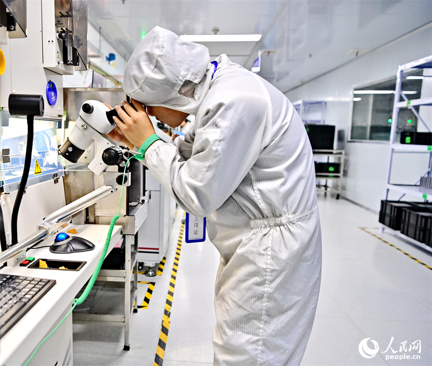 撫州市宜黃縣電子信息產業園的一家半導體生產企業智能車間內，工人忙碌有序地加工產品。人民網 朱海鵬攝