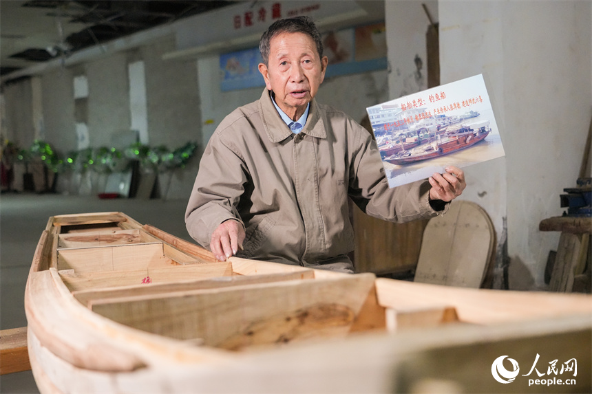 劉興林介紹根據實物船縮小制作的船模。人民網 孔文進攝