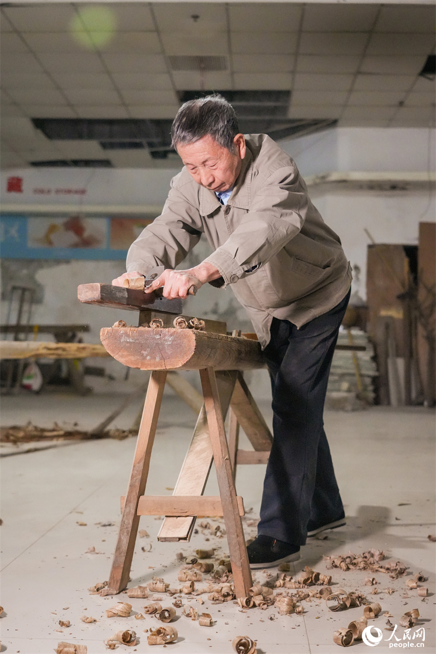 劉興林對木船構件進行刨平。人民網 孔文進攝