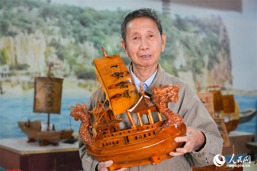 劉興林展示自己創作的船模作品。人民網 孔文進攝
