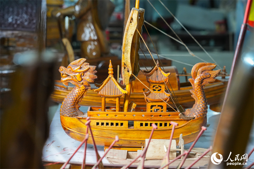劉興林設計制作的船模作品。人民網 孔文進攝
