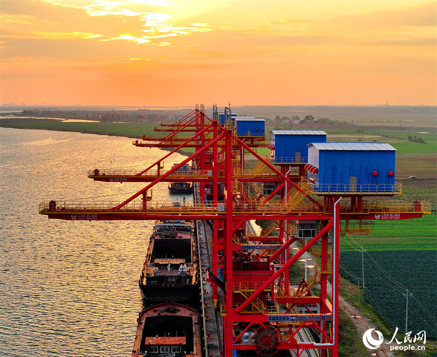 江西宜春港豐城港區尚莊貨運碼頭，電煤裝卸運送作業繁忙有序。人民網 朱海鵬攝