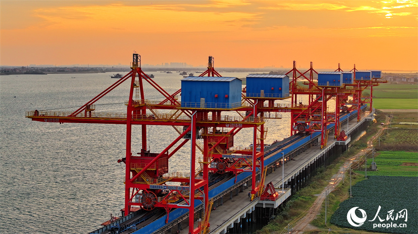 江西宜春港豐城港區尚莊貨運碼頭，電煤裝卸運送作業繁忙有序。人民網 朱海鵬攝