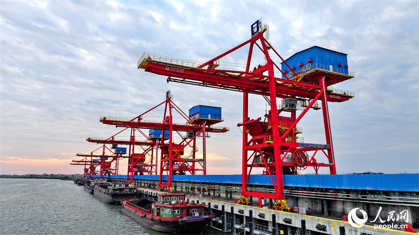 江西宜春港豐城港區尚莊貨運碼頭，電煤裝卸運送作業繁忙有序。人民網 朱海鵬攝