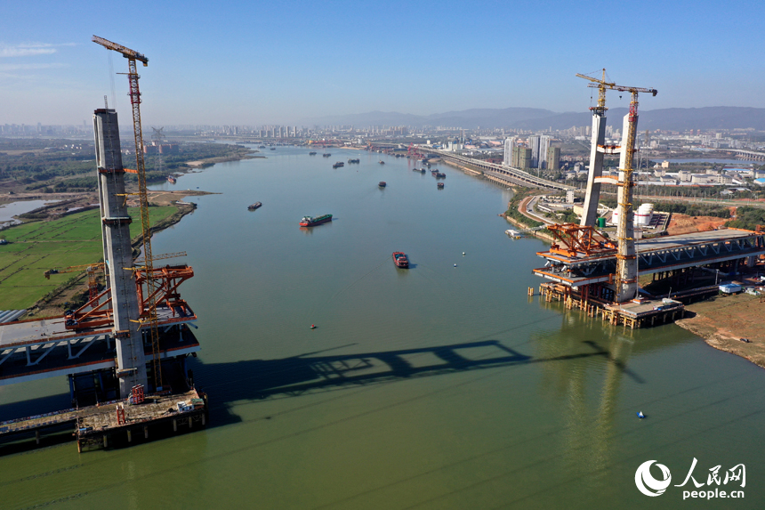 江西省南昌市東湖區揚子洲鎮昌九高鐵跨贛江公鐵大橋施工現場。人民網記者 時雨攝