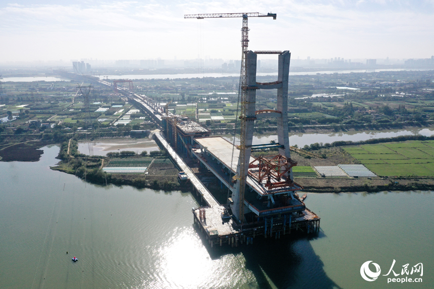 江西省南昌市東湖區揚子洲鎮昌九高鐵跨贛江公鐵大橋施工現場。人民網記者 時雨攝
