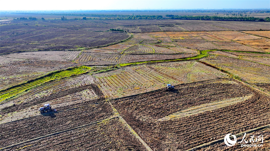 南昌市南昌縣涇口鄉東崗村，村民駕駛農機在田間耕整農田，為下一步播種油菜做好準備。人民網 朱海鵬攝