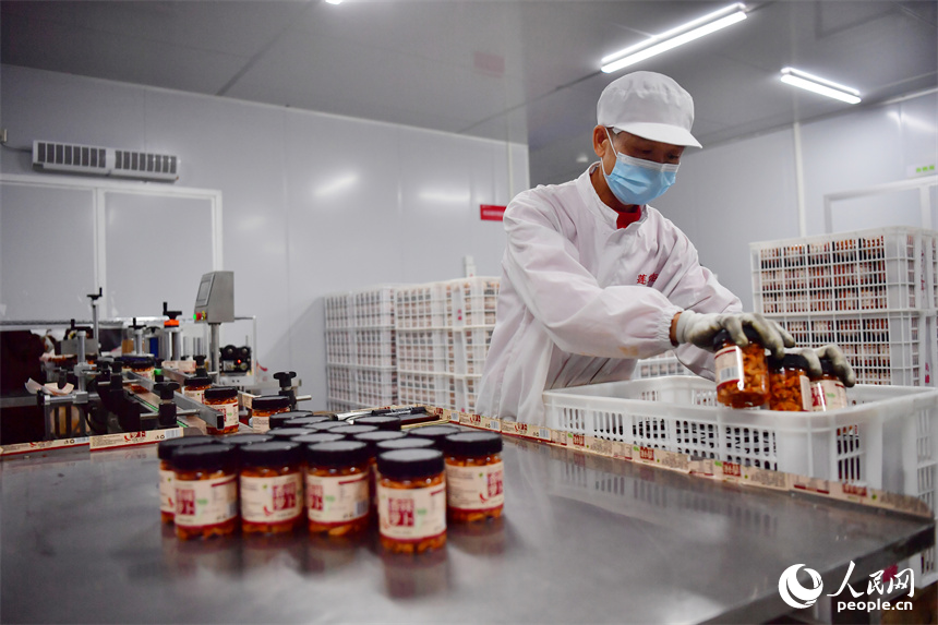 “蓮小花”生產車間內，工人正在將下線的蘿卜干、蓮子等裝箱，準備運往倉庫發貨。人民網記者 時雨攝