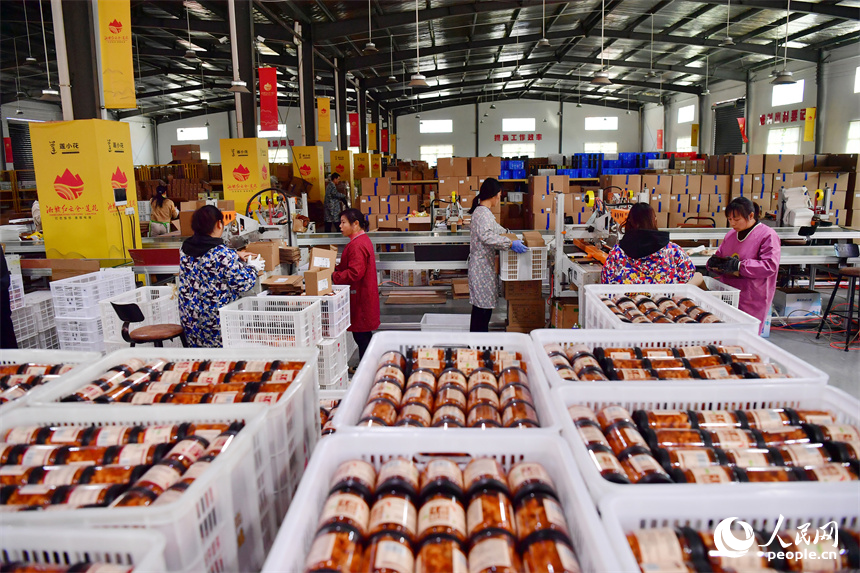 準備發貨的農產品堆放在“蓮小花”倉庫內。人民網記者 時雨攝