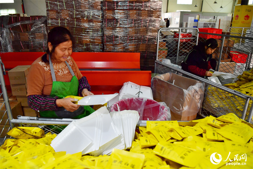 “蓮小花”的倉庫內，工人們正在將農產品裝箱打包。人民網記者 時雨攝