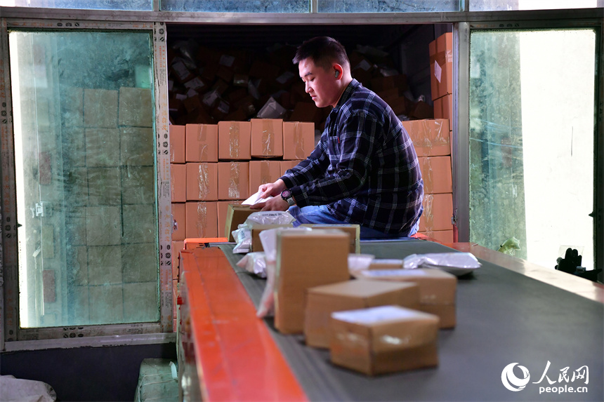 “蓮小花”的倉庫內，打包好的農產品裝上物流車輛，發往全國各地。人民網記者 時雨攝