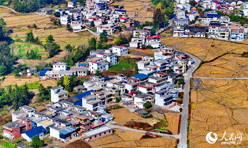 贛州市信豐縣正平鎮中壩村，綿延山巒與房屋、農田、公路相互映襯，冬景宜人。人民網 朱海鵬攝
