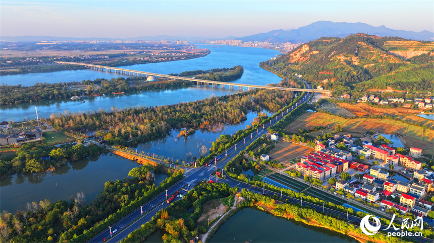 吉安市吉水縣文峰鎮低坪村公路暢、風景美。人民網 朱海鵬攝